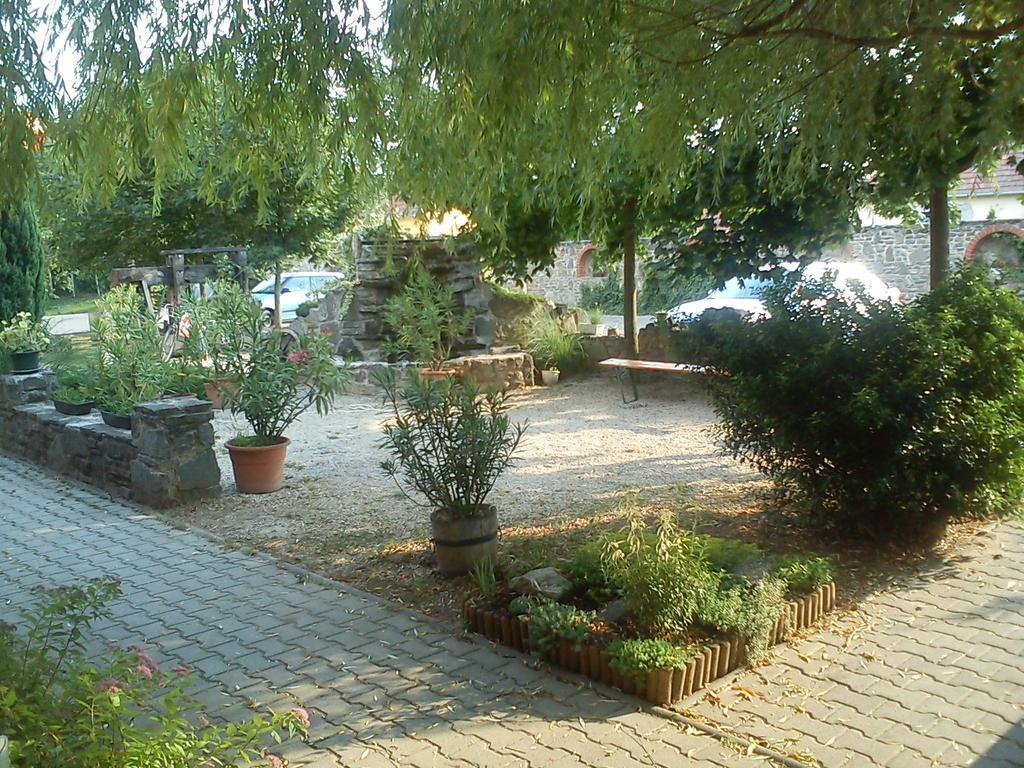 Borostyankert Etterem & Vendeghaz 호텔 Sitke 외부 사진