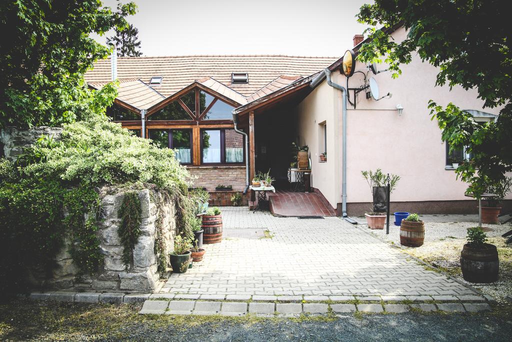 Borostyankert Etterem & Vendeghaz 호텔 Sitke 외부 사진