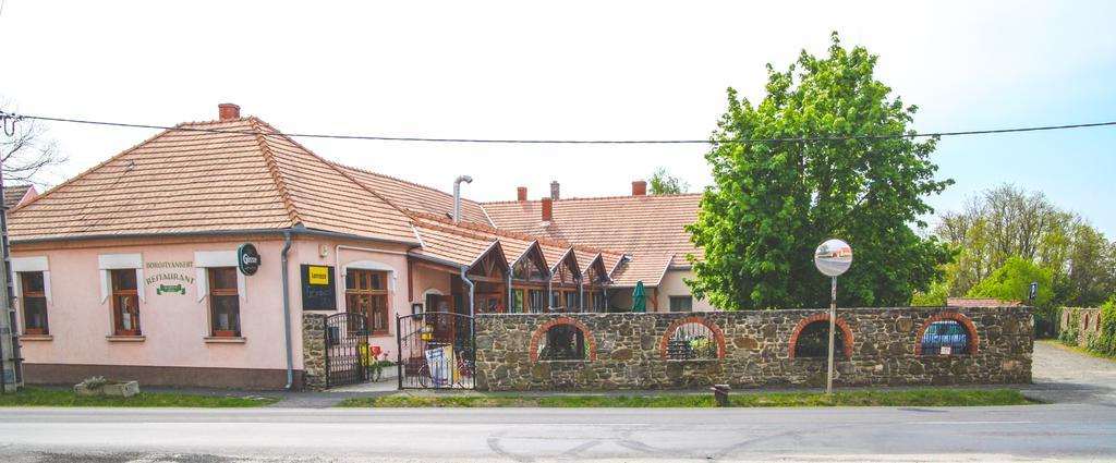 Borostyankert Etterem & Vendeghaz 호텔 Sitke 외부 사진